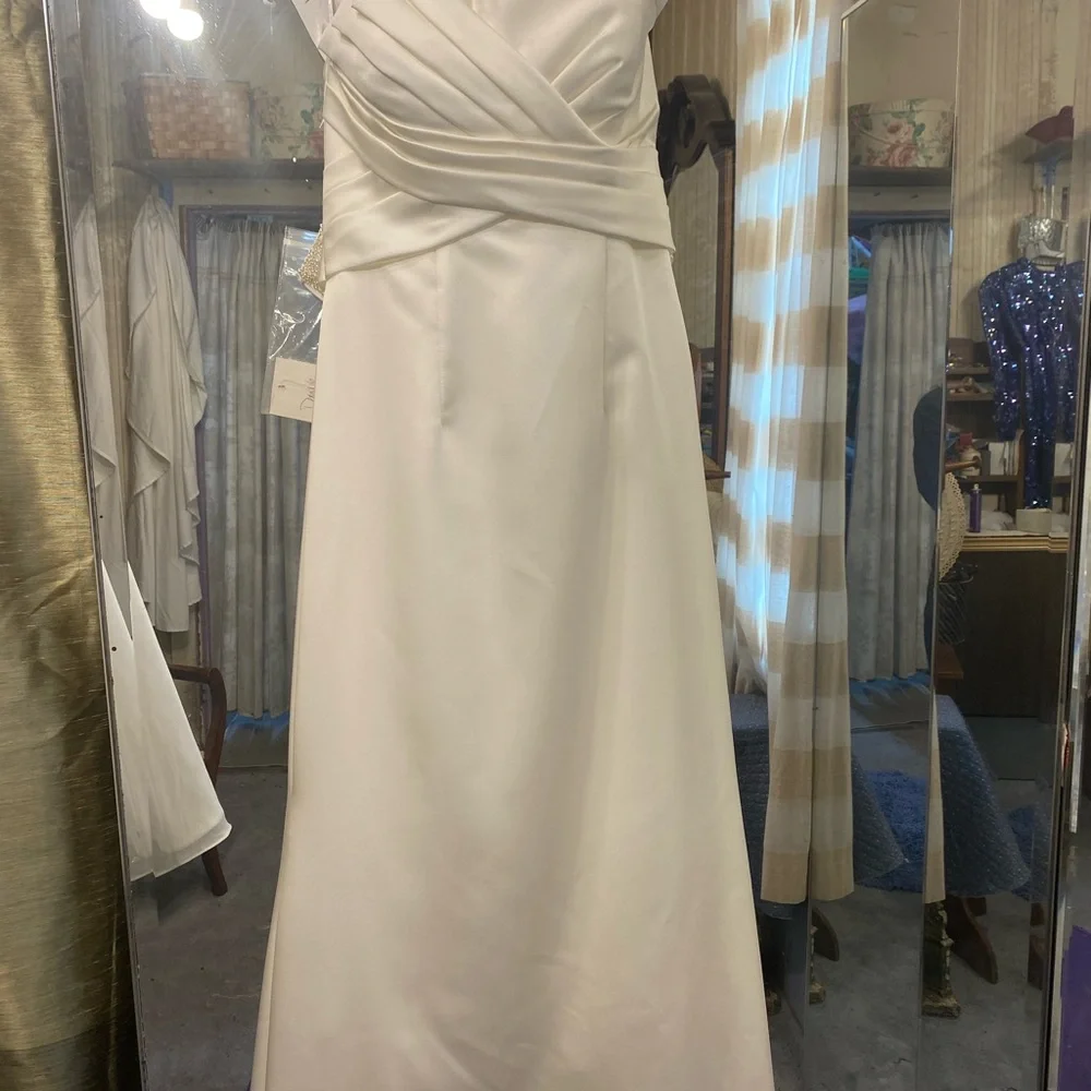 Wedding Dress New with tags Sz 2 - Picture 9 of 10